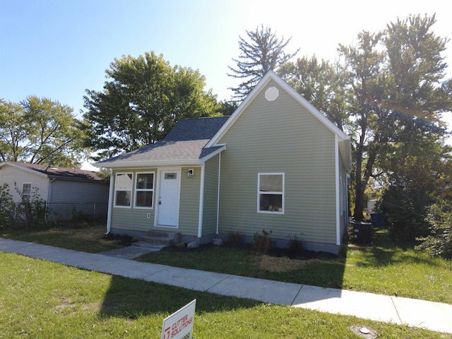 bungalow-style home featuring a front lawn