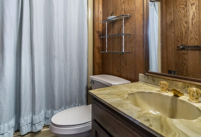 bathroom with vanity, toilet, and a shower with shower curtain