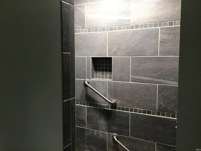 room details featuring a tile shower