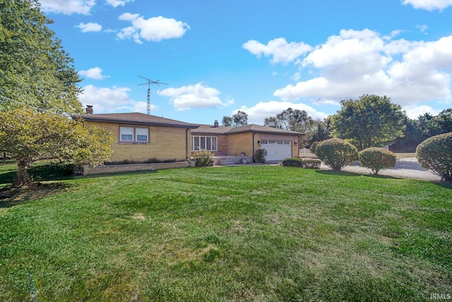 view of front of house featuring a front yard and a garage