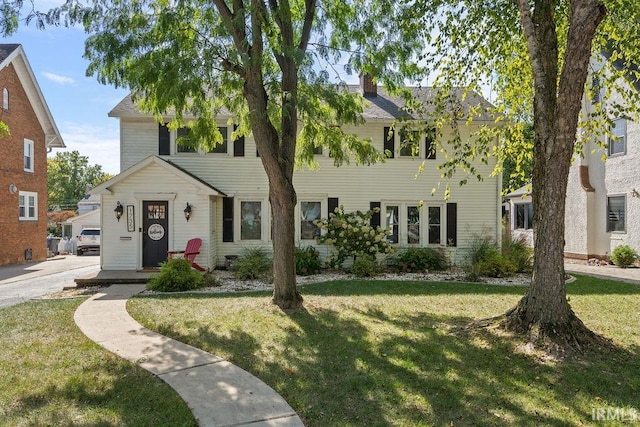 colonial home featuring a front yard