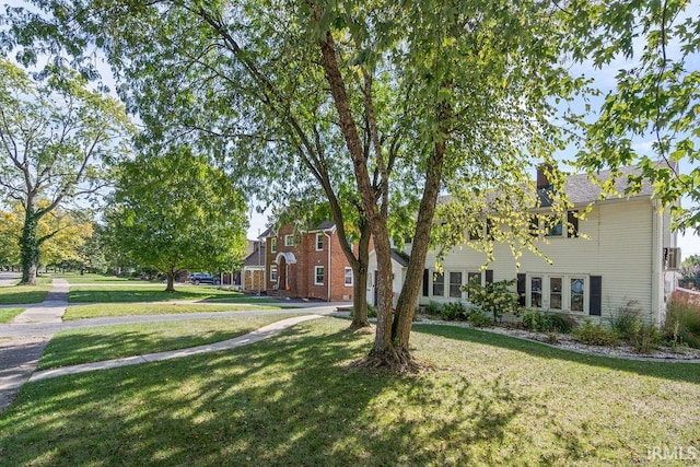 view of front facade featuring a front yard