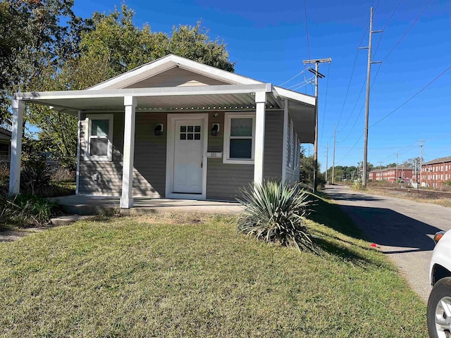 view of front of property featuring a front lawn