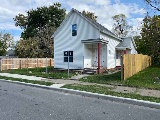 bungalow featuring a front lawn