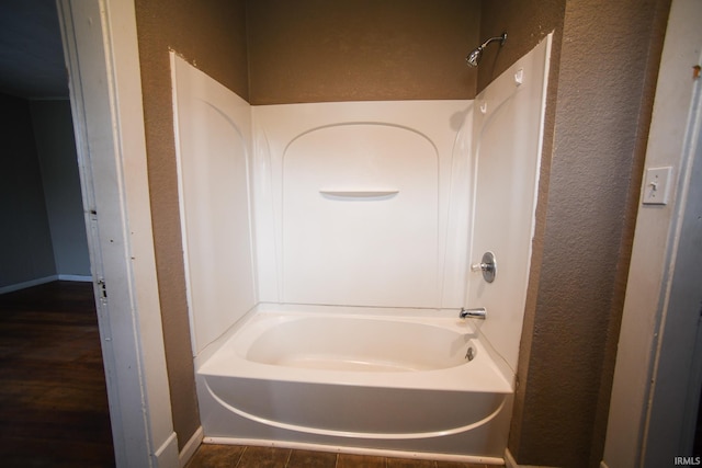 bathroom with tub / shower combination