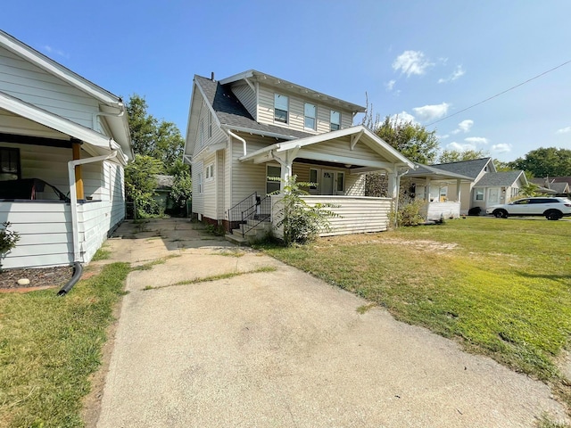 view of front of property featuring a front yard and covered porch