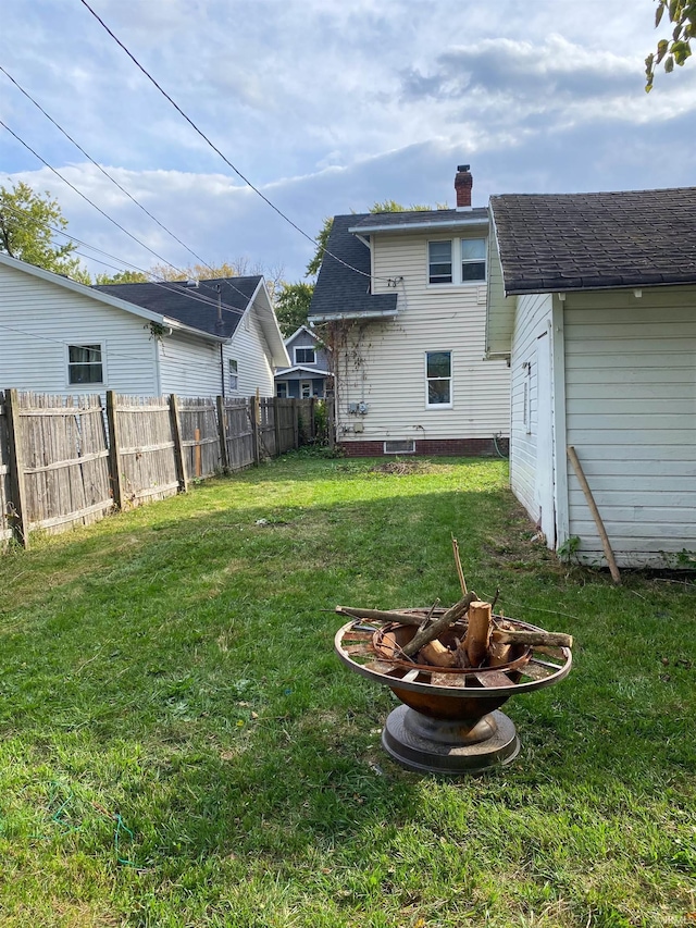 view of yard featuring a fire pit