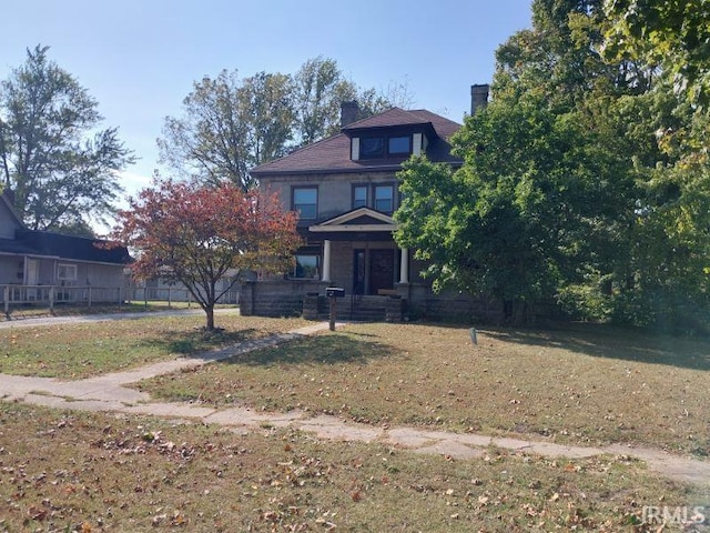 view of front of property with a front yard