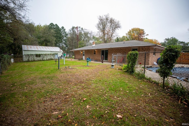 view of yard with an outbuilding