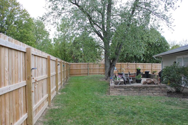 view of yard featuring a patio area