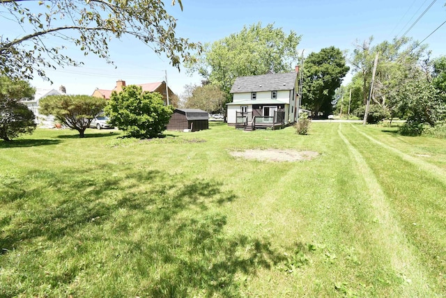 view of yard featuring an outbuilding