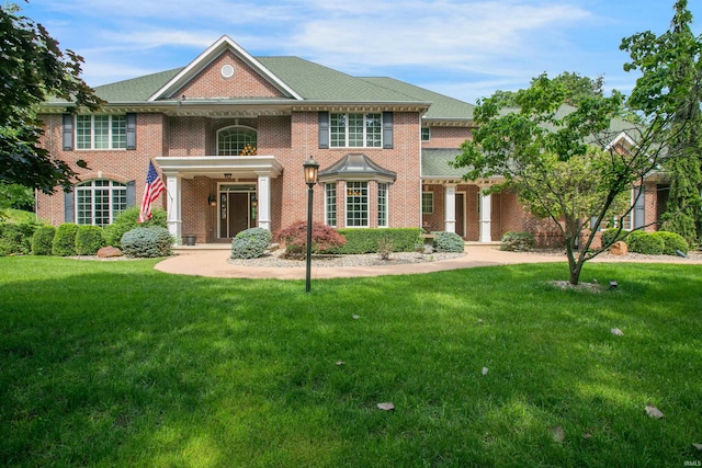 view of front facade featuring a front lawn