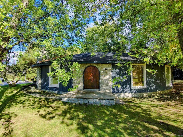 view of front facade featuring a front lawn