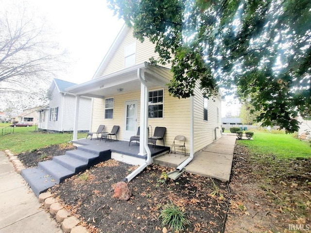 view of front of house featuring a patio and a front lawn