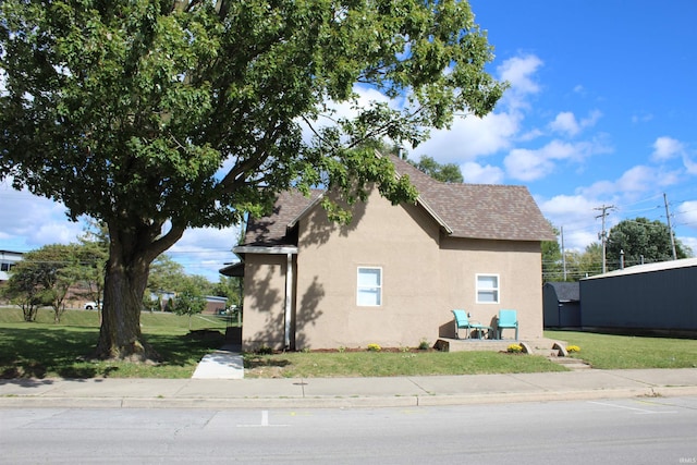 view of side of property featuring a lawn