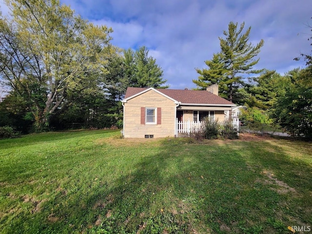 view of front of property with a front lawn