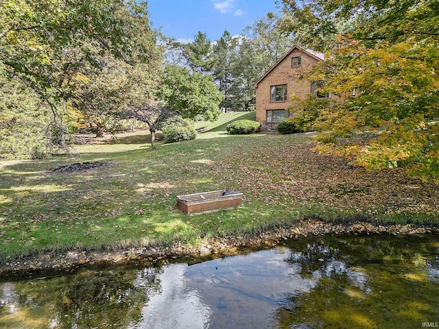 view of yard featuring a water view