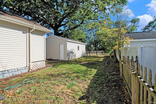 view of yard with a storage unit