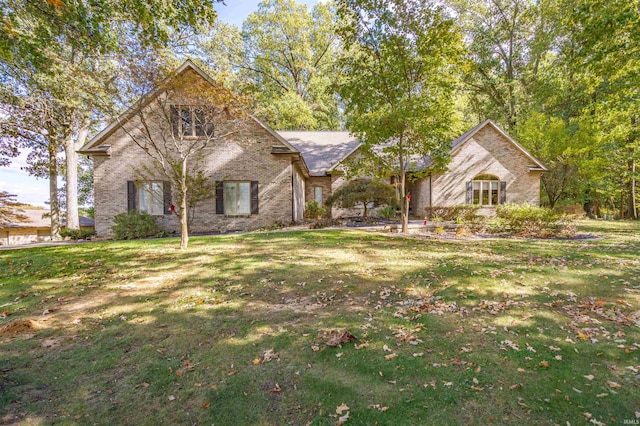 view of front of property featuring a front yard