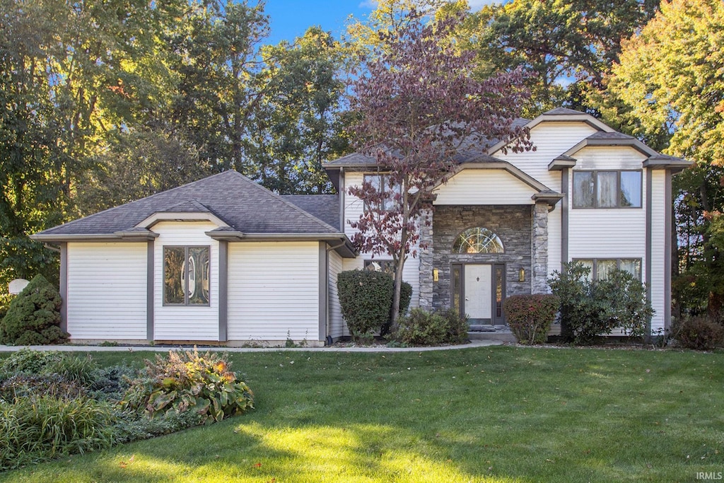 view of front of house with a front lawn