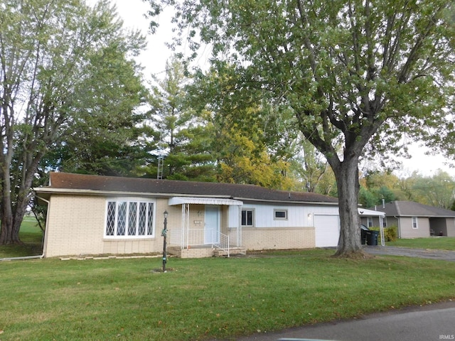 single story home featuring a front yard