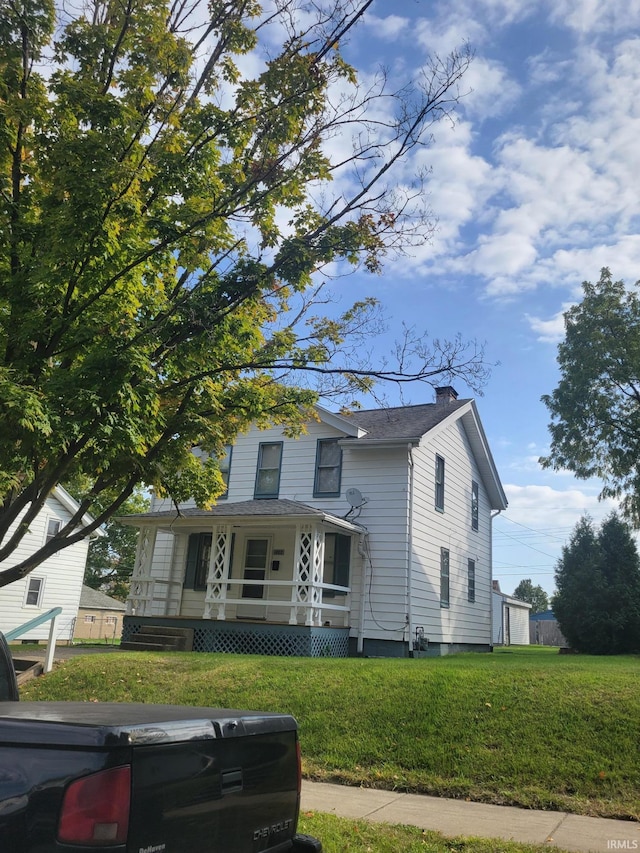 view of front of property featuring a front yard and covered porch