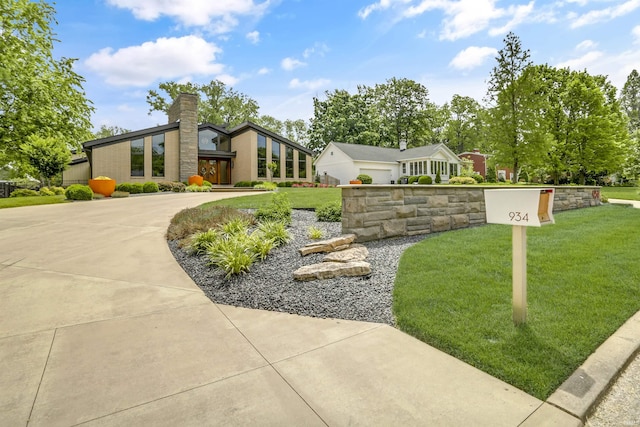 view of front of house featuring a front lawn