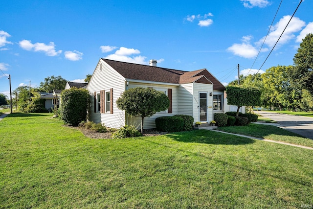 view of front of house featuring a front lawn