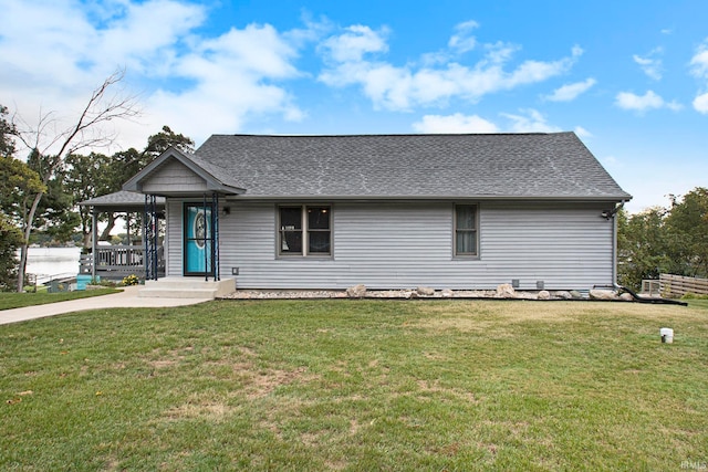 view of front of property featuring a front yard