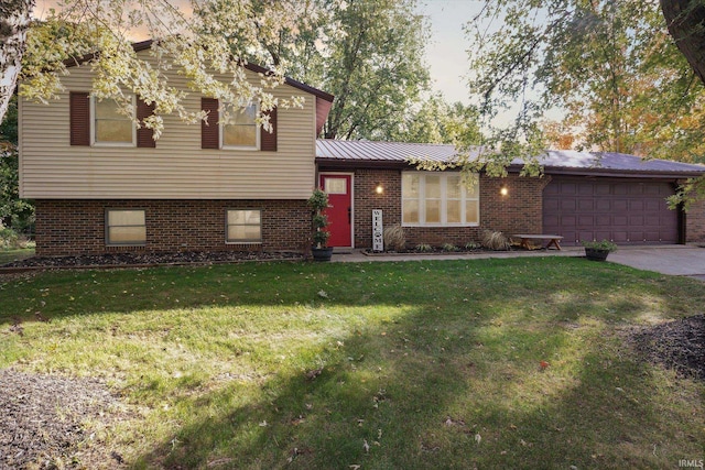 view of front of house featuring a front lawn and a garage