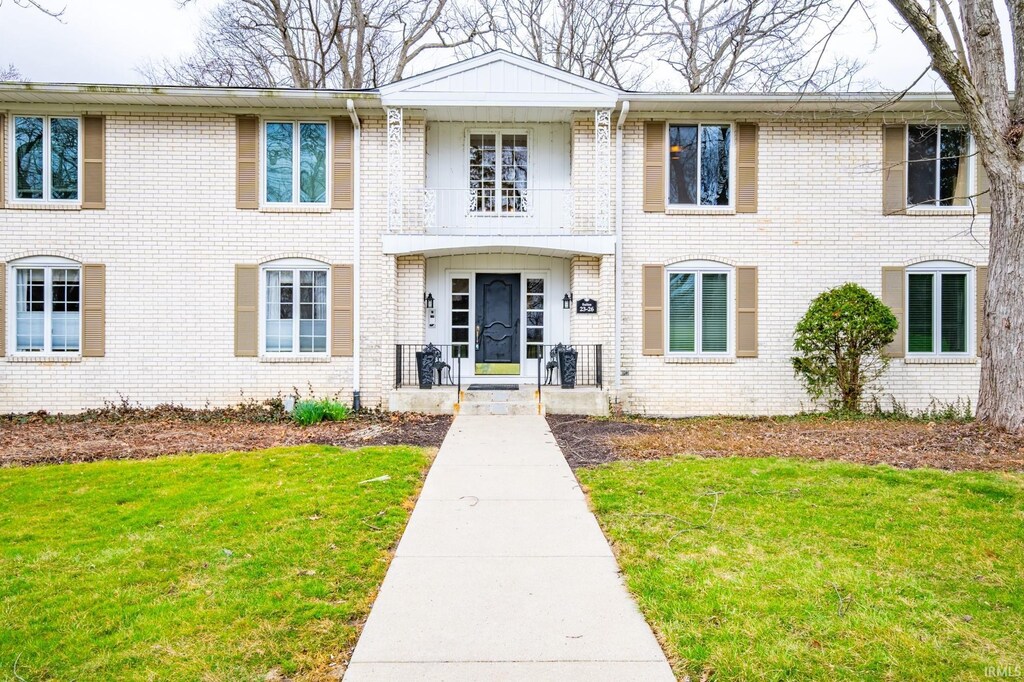 view of front of home with a front yard