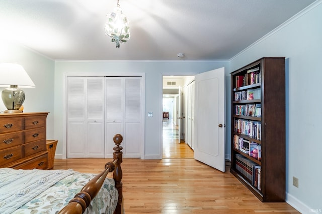 bedroom featuring a closet, light hardwood / wood-style floors, and crown molding