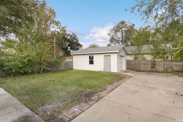 view of yard with an outdoor structure and a garage