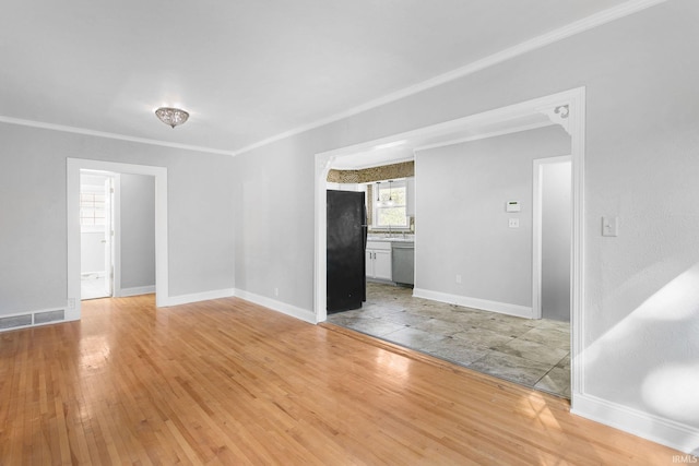 unfurnished room with crown molding and light hardwood / wood-style floors