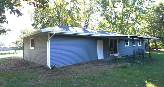 view of front of home with a front lawn