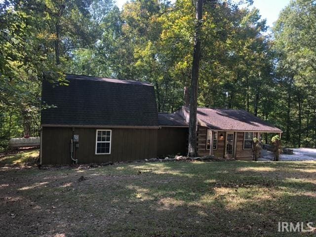 view of front of home featuring a front yard