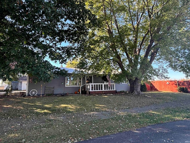 view of front of property featuring a front lawn