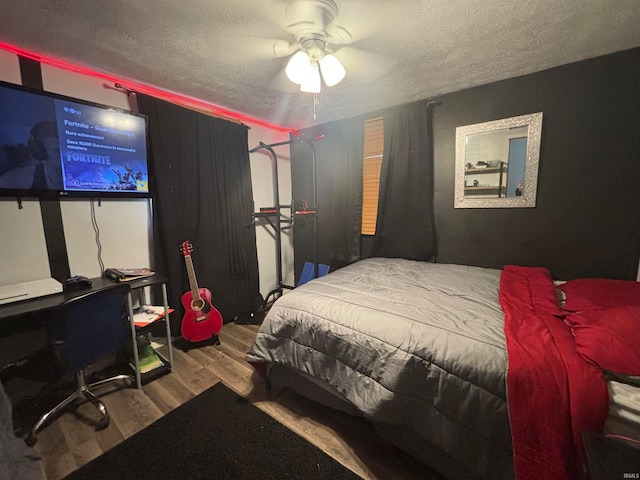 bedroom featuring a textured ceiling, hardwood / wood-style flooring, and ceiling fan