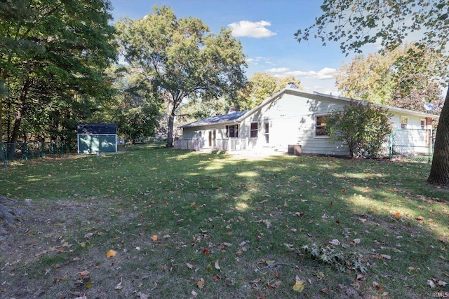 view of yard with a shed