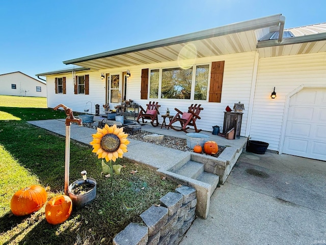 single story home featuring a front lawn and a garage