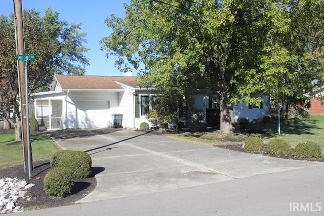 view of front of home featuring a front yard