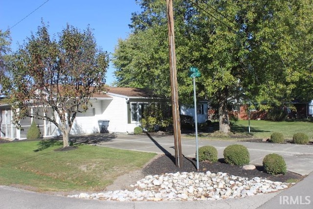 view of front of house featuring a front lawn