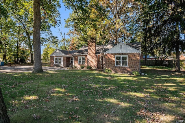 ranch-style house featuring a front yard