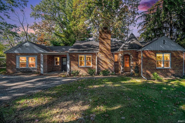 view of front of property featuring a yard