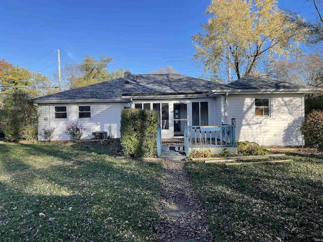 view of front of property with a front lawn and roof with shingles