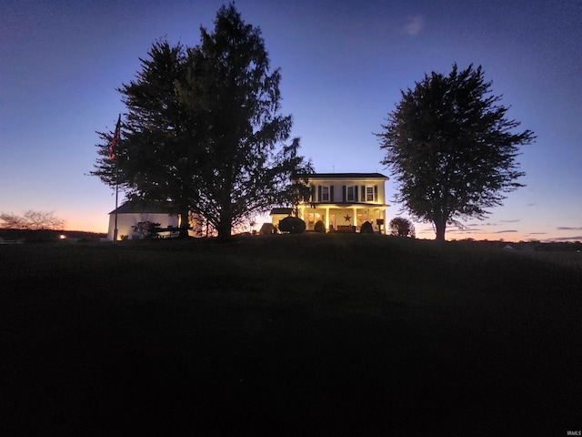 view of yard at dusk