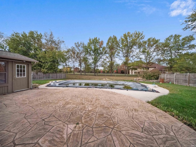 view of swimming pool with a patio and a lawn