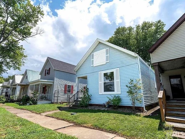 view of front of house featuring a front lawn