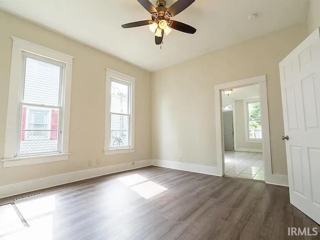 unfurnished room with dark wood-type flooring and ceiling fan