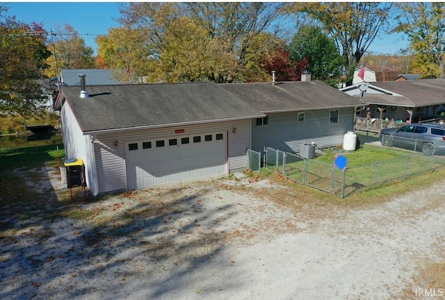 view of front of house featuring a front lawn and a garage